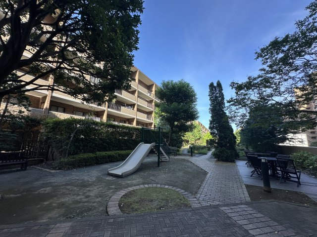 港北ニュータウンイオ６番館の周辺|敷地内に公園もありますのでお子様も安心して遊ばせられます。