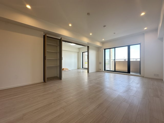 港北ニュータウンイオ６番館の居間・リビング|１４．２帖のLDKはパノラマウインドウで開放的なリビングです。是非現地でご覧になって下さい。