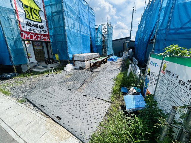 新築　高崎市金古町 全11区画　11号棟の駐車場|現地写真　駐車スペースは建物南側に3台分可能です！