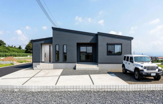 新築　高崎市金古町 全11区画　11号棟の玄関|ポストと一体型のTVモニターホンでセキュリティ安心！嬉しい宅配ボックス付き♪