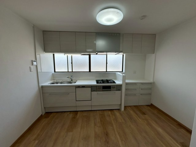 門真市舟田町のキッチン|上下に収納付きのシステムキッチンで、キッチン横にはカップボードとしてご利用いただける可動棚付きです。