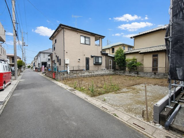 吉川市　大字保　新築戸建　全1棟の前面道路含む現地写真|着々と工事が進行中。完成後は明るく開放的な住空間が誕生予定です。今なら完成までの様子もご覧いただけます。
