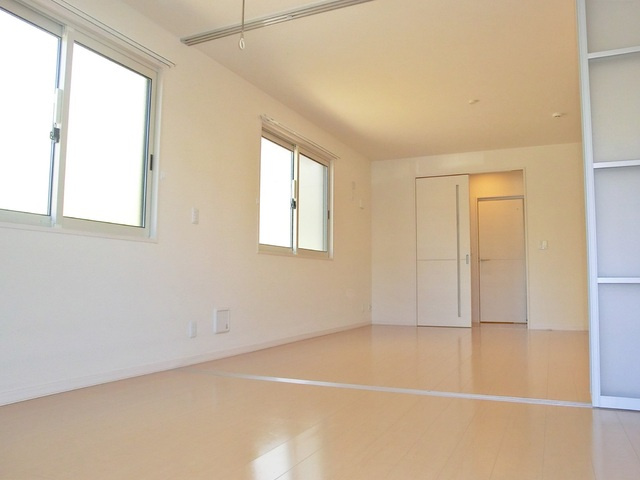 バンビーニの洋室|仕切りを解放すると広々とした１部屋に！