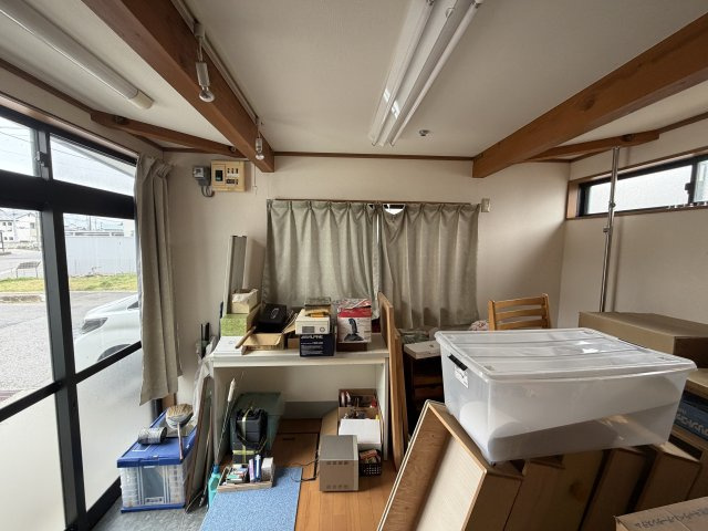 DIYやリフォームのベースに◎郡山市土瓜の2階建一戸建て福島県郡山市土瓜２丁目の居間・リビング|大きな窓から外光が入る、作業スペースにも向いた1階のお部屋