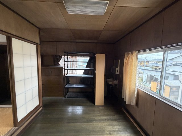 DIYやリフォームのベースに◎郡山市土瓜の2階建一戸建て福島県郡山市土瓜２丁目の洋室|窓が多く、家具の配置がしやすい2階の板の間スペース