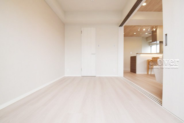 【寝室】 | 朝日言問マンション | 大きな収納力が魅力の洋室。多くのお客様から、「欲しいもの＝収納」という声をいただきますが、まさにこのようなお部屋は需要の高さを感じます。～即日のご見学可能～　お問合せはお気軽にどうぞ。
