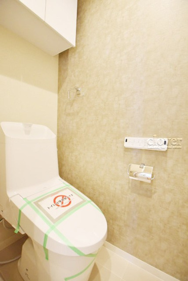 【トイレ】 | 朝日言問マンション | 温水洗浄便座付き　上部に収納を備えたトイレです。自宅の中でも最もプライベートな空間だからこそ、ほしい「落ち着き」がここにあります。～即日のご見学可能～　お問合せはお気軽にどうぞ。