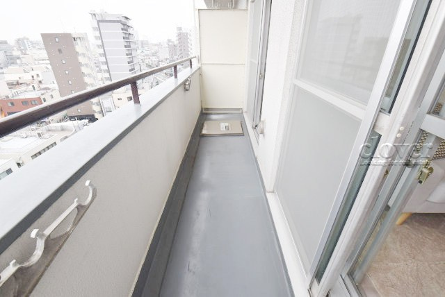 【バルコニー】 | 朝日言問マンション | バルコニーの様子。ここからの眺めが、日々のストレスを発散してくれることでしょう。ちなみにバルコニーは専有部分ではなく「共用部分」の扱いです。～即日のご見学可能～　お問合せはお気軽にどうぞ。