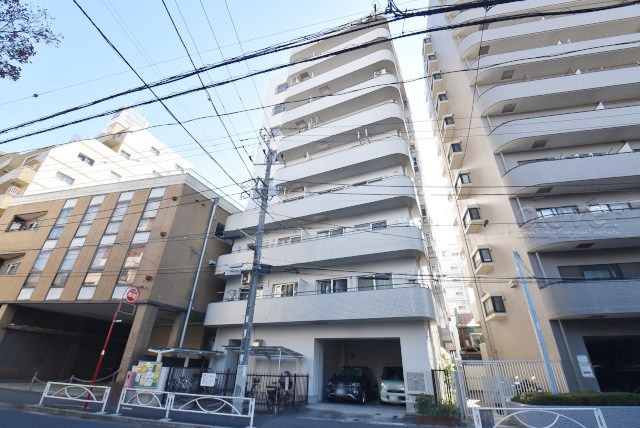 【現況写真】 | 朝日言問マンション | 手入れの行き届いた外壁やエントランスなど、「見ればわかる」レベルで清潔感を保ったマンションです。築年数を感じさせない姿で皆様をお出迎えします。～即日のご見学可能～　お問合せはお気軽にどうぞ。
