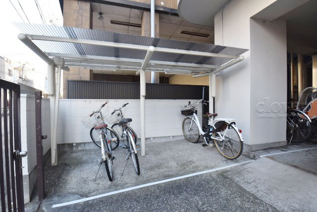 【駐輪場】 | 朝日言問マンション | 自転車置き場。マンションの共用部にあたります。空きの有無や駐輪料金、各戸の台数制限などについては、改めてお問い合わせください。～即日のご見学可能～　お問合せはお気軽にどうぞ。