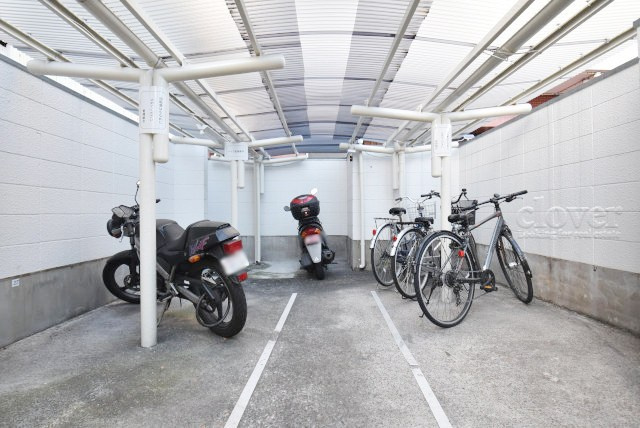 【駐車場】 | 朝日言問マンション | バイク置き場。空き区画の有無や駐輪料金、サイズおよび排気量規定などについては、改めてお問い合わせください。～即日のご見学可能～　お問合せはお気軽にどうぞ。