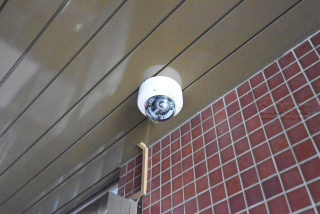 【防犯設備】 | 朝日言問マンション | 建物や敷地の隅々に目を光らせる防犯カメラが設置されています。現地を見学される際には、カメラの存在やその台数にも意識を払ってみてください。～即日のご見学可能～　お問合せはお気軽にどうぞ。
