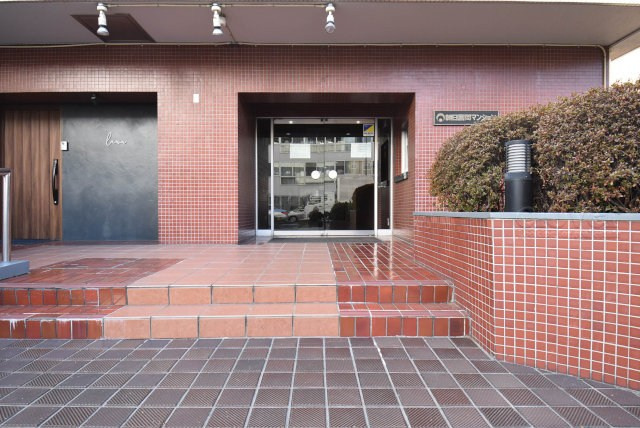【エントランス】 | 朝日言問マンション | マンションの正面エントランス。出入りする人間を癒してくれるマンション入り口であり、その建物の「顔」でもあります。～即日のご見学可能～　お問合せはお気軽にどうぞ。
