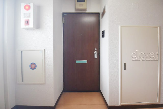 【その他共用部分】 | 朝日言問マンション | 皆様をお迎えする、お部屋の玄関ドア。開けやすさや開放角度、ドアノブの操作しやすさや鍵の形状などを、現地で一度ご確認ください。～即日のご見学可能～　お問合せはお気軽にどうぞ。