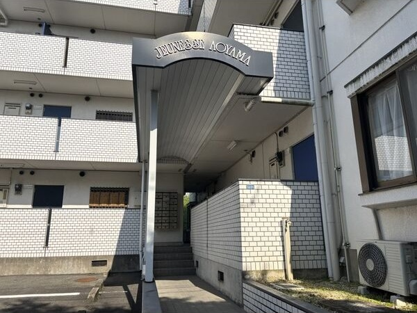 ジュネス青山のエントランス