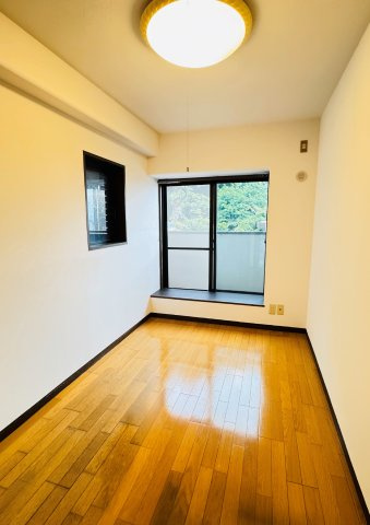 リヴァージュ高林の洋室|天井近くまであるクローゼットがあり高い収納力があります