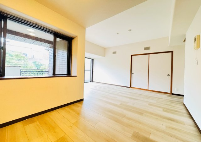 リヴァージュ高林の居間・リビング|部屋全体が白を基調とし、お部屋が広く感じます。
ルームクリーニング、エアコンクリーニング済み。