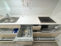 【キッチン】 | 日商岩井リバーサイドマンションA棟☆仲介手数料無料☆ | 【タカラスタンダード】食洗機完備で家事の時間を短縮し、団らんのひと時を。豊富な収納でキッチン周りも常にスッキリ保てます。