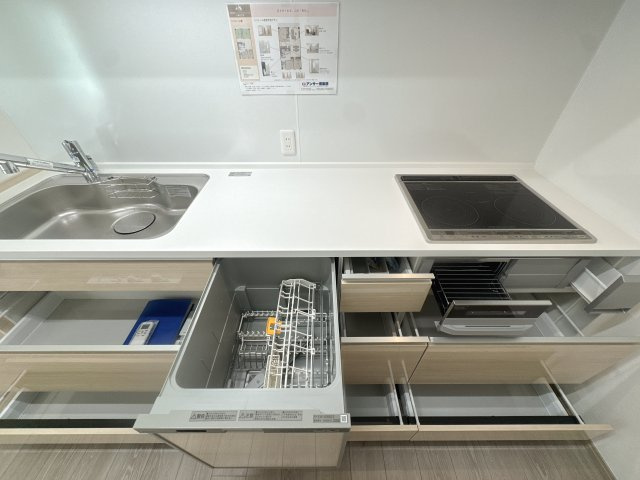 【キッチン】 | 日商岩井リバーサイドマンションA棟☆仲介手数料無料☆ | 【タカラスタンダード】食洗機完備で家事の時間を短縮し、団らんのひと時を。豊富な収納でキッチン周りも常にスッキリ保てます。