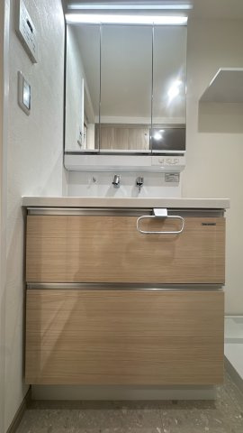 【独立洗面台】 | 日商岩井リバーサイドマンションA棟☆仲介手数料無料☆ | 【タカラスタンダード】使い勝手の良いワイドな独立洗面台。三面鏡の裏は収納スペースになっており、散らかりがちな小物もスッキリ片付きます。清潔感のある空間で、毎日の身支度がスムーズに。