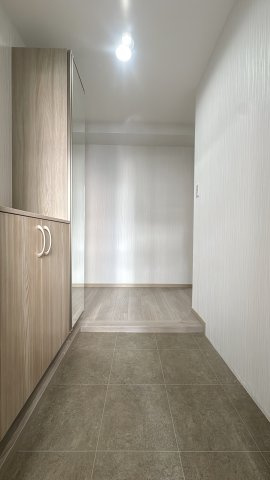 【玄関】 | 日商岩井リバーサイドマンションA棟☆仲介手数料無料☆ | 【住まいの顔、収納豊富な玄関】落ち着いた印象の玄関。大容量のシューズボックスを完備しており、家族全員の靴をスッキリ収納できます。いつも整頓された空間で、ゲストを気持ちよくお迎えできます。