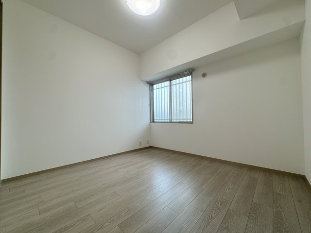 【洋室】 | 日商岩井リバーサイドマンションA棟☆仲介手数料無料☆ | 居住スペースをしっかり確保した、家具配置のしやすい機能的なレイアウト。帰宅後、一人の時間をゆったりと贅沢に過ごせる落ち着いた空間です♪