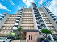 【外観】 | 日商岩井リバーサイドマンションA棟☆仲介手数料無料☆ | 小中学校が徒歩10分圏内に揃う、子育てに優しい安心のロケーション。周辺にはお買い物施設も点在し、那珂川の自然を感じられる穏やかなエリアです。階下を気にせずのびのび暮らせる1階住戸にぴったりの環境。
