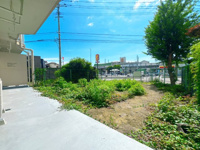 【庭】 | 日商岩井リバーサイドマンションA棟☆仲介手数料無料☆ | ちょっとした外遊びのスペースに最適な専用庭付き。階下への足音を気にする必要がない1階住戸ならではの安心感と、のびのびとした暮らしを叶える住環境です。