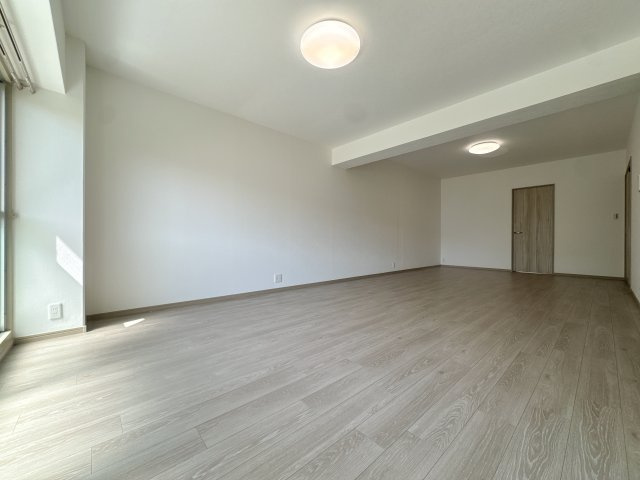【居間・リビング】 | 日商岩井リバーサイドマンションA棟☆仲介手数料無料☆ | 心地よい光が差し込むリビングは、家族が自然と集まる開放的な大空間。上質なフローリングが高級感を演出します。