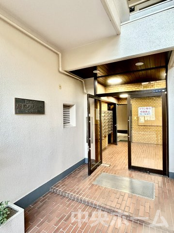 レック亀戸グリーンマンションのエントランス|【エントランス】マンションのエントランスは、その物件の印象を決める、顔とも言える場所です。毎日通る場所ですからきれいなのが一番です。エントランス内はオートロックですので暮らしの安全も確保されています。