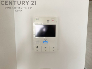 訪問者が来たときにテレビ画面で確認できるため、安心してドアを開けられます。録画機能があるものもあり、留守中に来訪者を記録しておくことができます。利便性が高く、セキュリティ面でも安心です。
