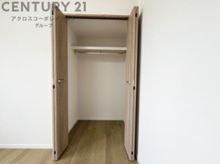 衣類やアクセサリー、小物類の収納が便利で整理整頓がしやすく、部屋の美観を保ちつつ、スペースを最大限に活用できます。衣服のしわやダメージを防ぎ、長持ちさせることができます。
