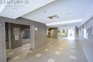 角部屋でバルコニー2面あり陽当たり・通風良好。徒歩10分圏内に「昆陽池公園」、徒歩10分に「伊丹スポーツセンター」があります。