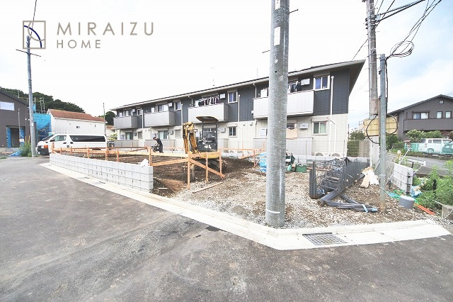 【外観】 | 青く澄み渡った綺麗な空と、陽の光をたっぷりと受ける、そんな新築住宅で新生活をスタートしてみませんか？見学・ご相談等、ミライズホーム(株)までお気軽にご連絡下さい♪