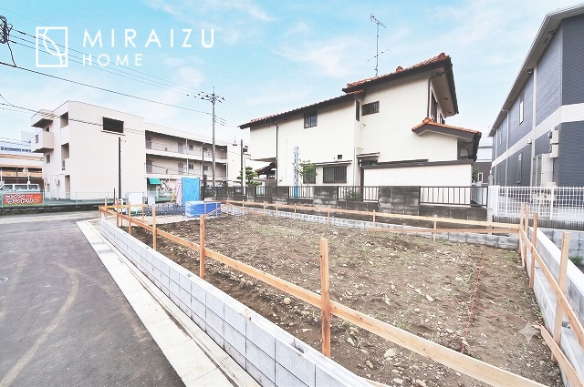 【外観】 | 青く澄み渡った綺麗な空と、陽の光をたっぷりと受ける、そんな新築住宅で新生活をスタートしてみませんか？見学・ご相談等、ミライズホーム(株)までお気軽にご連絡下さい。
