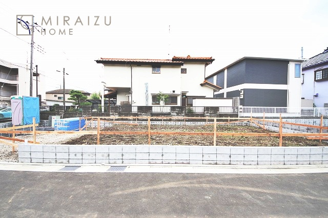 【外観】 | 青く澄み渡った綺麗な空と、陽の光をたっぷりと受ける、そんな新築住宅で新生活をスタートしてみませんか？見学・ご相談等、ミライズホーム(株)までお気軽にご連絡下さい♪