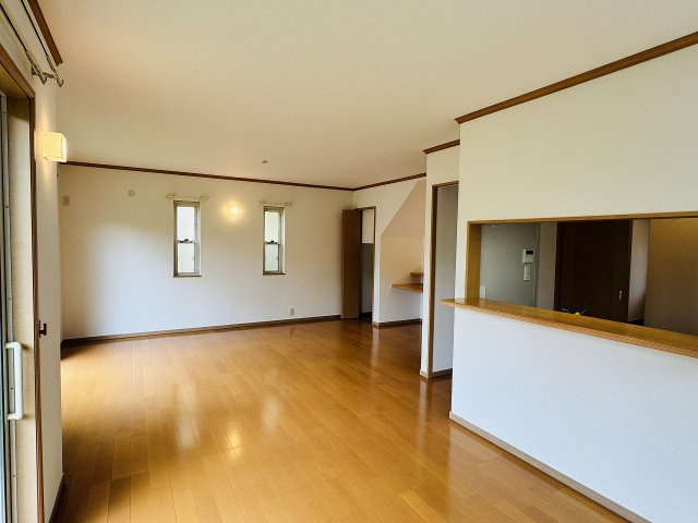 八王子市　片倉町　中古戸建て（5LDK）の居間・リビング|～20.3帖の明るいLDKで、家族団欒の時間をお過ごしいただけます～