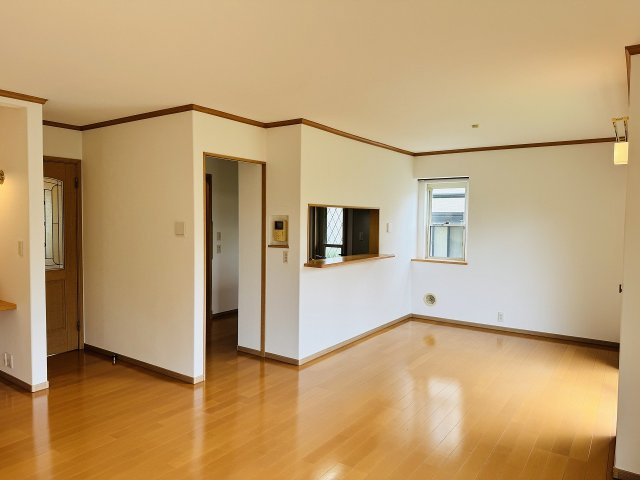 八王子市　片倉町　中古戸建て（5LDK）の居間・リビング|～20.3帖の明るいLDKで、家族団欒の時間をお過ごしいただけます～