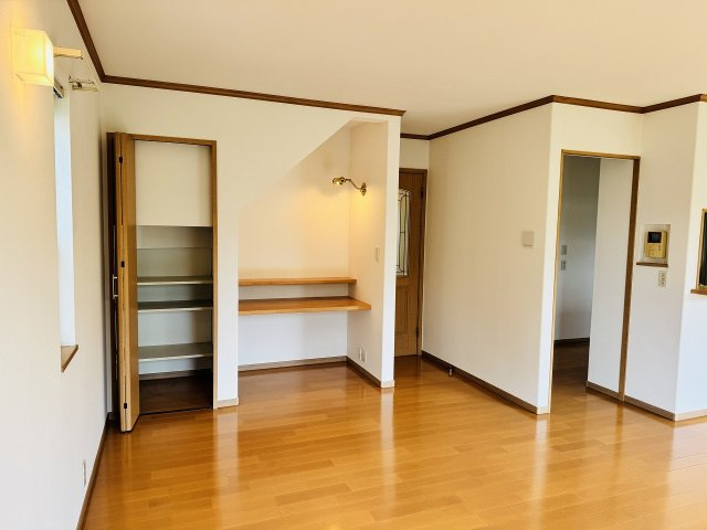 八王子市　片倉町　中古戸建て（5LDK）の内装|～リビングには、リモートワークやお子様のスタディスペースに大活躍のカウンター付き～