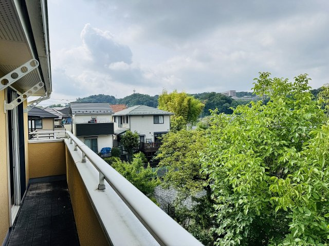 八王子市　片倉町　中古戸建て（5LDK）のバルコニー|～前面に高い建物が無く、陽当たりの良いバルコニーです～