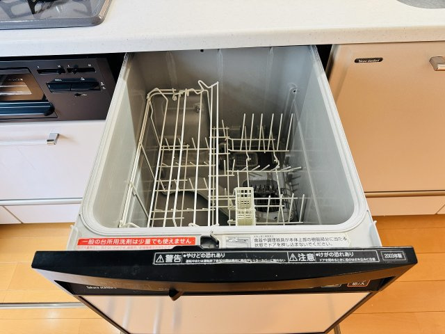 八王子市　片倉町　中古戸建て（5LDK）のキッチン|～食洗機付き　食事後の食器洗いはお任せ、家族でゆっくりとくつろげます～