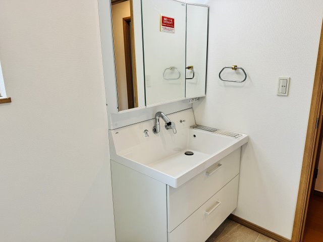 八王子市　片倉町　中古戸建て（5LDK）の独立洗面台|～新規交換済、３面鏡付きの独立洗面台　細々している物をスッキリ収納出来ます～
