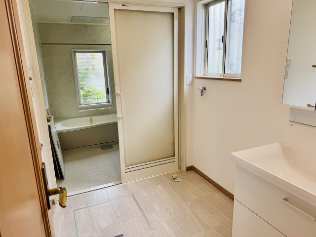 八王子市　片倉町　中古戸建て（5LDK）の脱衣所|～窓付きで明るい洗面所　引戸で出入りのしやすいバスルーム～