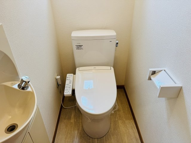 八王子市　片倉町　中古戸建て（5LDK）のトイレ|～新規交換済、暖房温水洗浄機能付きトイレ　冬場は特に嬉しい機能ですね～