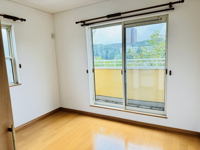 八王子市　片倉町　中古戸建て（5LDK）の子供部屋|～2階バルコニーに面している5.7帖の洋室です～