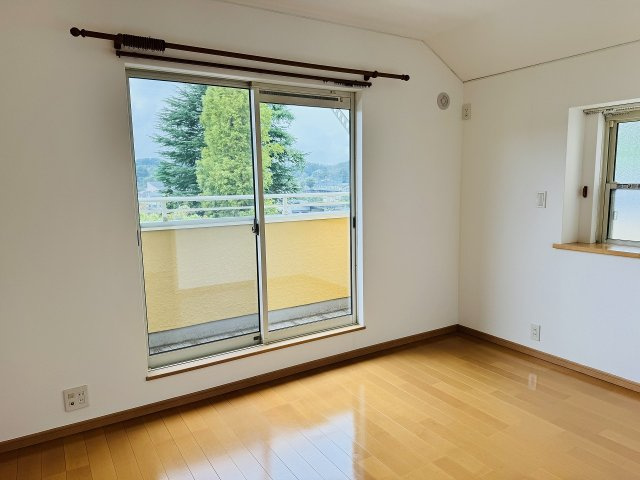 八王子市　片倉町　中古戸建て（5LDK）の洋室|～2階バルコニーに面している6.5帖の洋室です～
