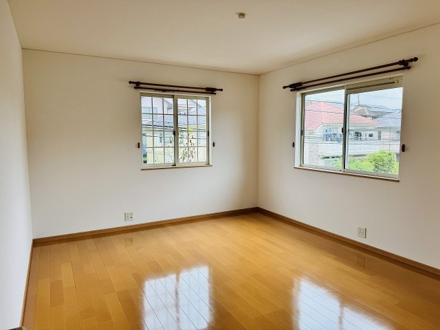 八王子市　片倉町　中古戸建て（5LDK）の寝室|～2階10.0帖の主寝室　ベッドなど大型家具の理アウトもしやすい広さです～