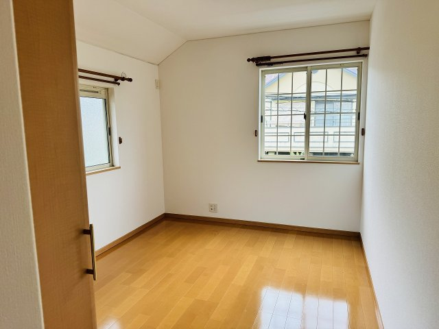 八王子市　片倉町　中古戸建て（5LDK）の子供部屋|～2階6.5帖の洋室　2面採光で明るく風通しの良いお部屋です～