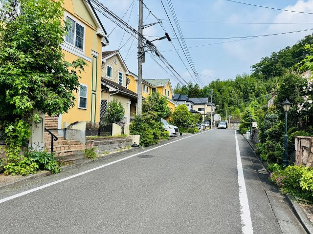 八王子市　片倉町　中古戸建て（5LDK）の前面道路含む現地写真|～北東側4m道路に面しています～