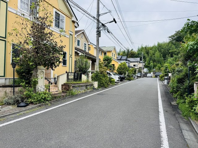 八王子市　片倉町　中古戸建て（5LDK）の前面道路含む現地写真|～北東側道路に面しています～